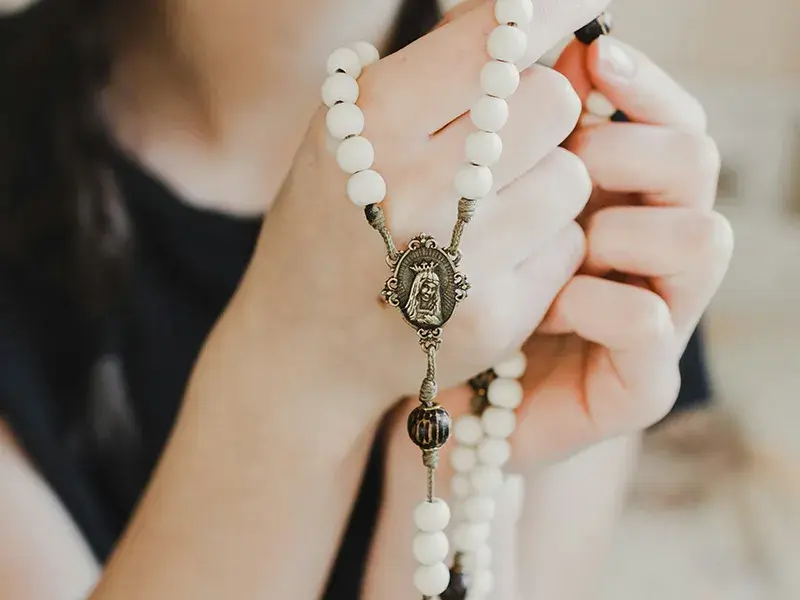 faith-leaders-3 A girl holding a rosary